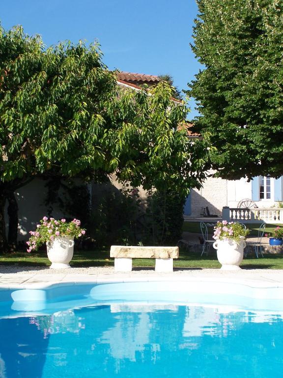Le Four A Pain Hotell Saint-Jean-dʼAngély Exteriör bild