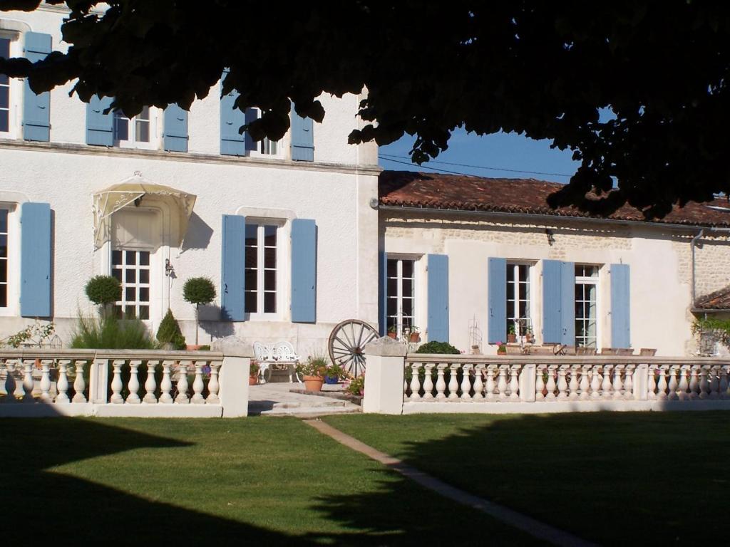 Le Four A Pain Hotell Saint-Jean-dʼAngély Exteriör bild