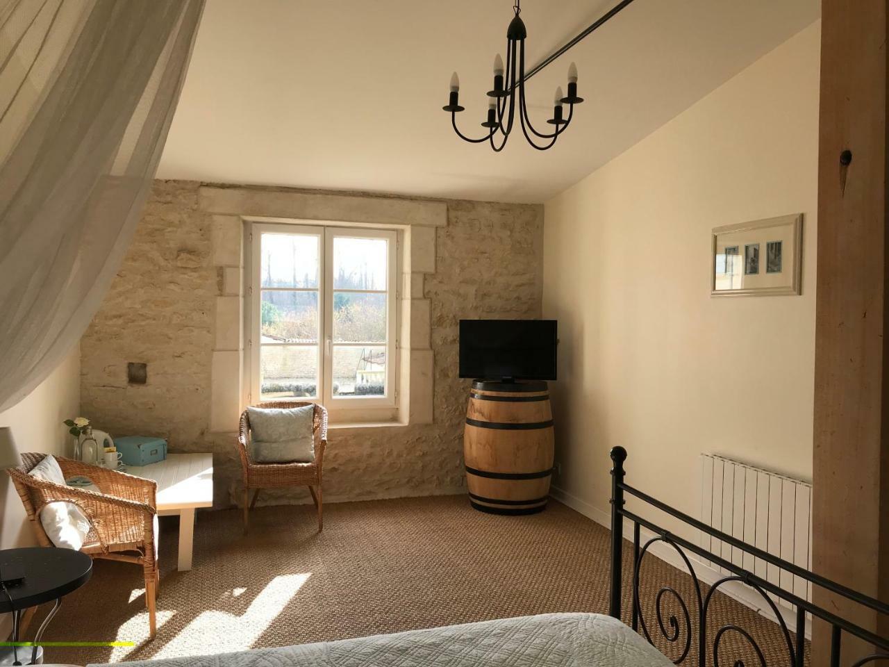 Le Four A Pain Hotell Saint-Jean-dʼAngély Rum bild